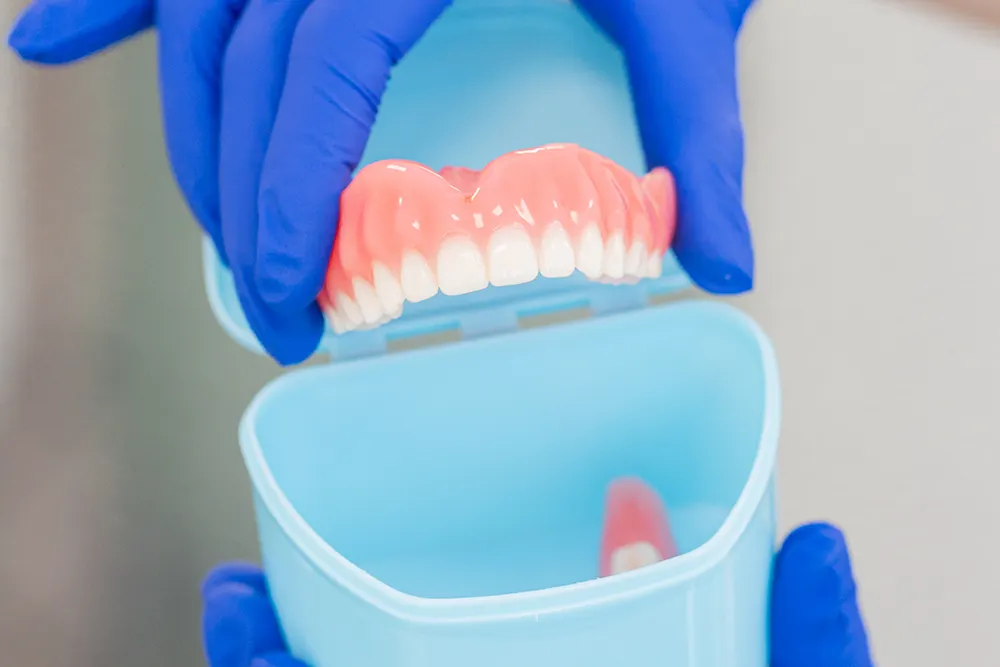 Knstgebit in een doosje