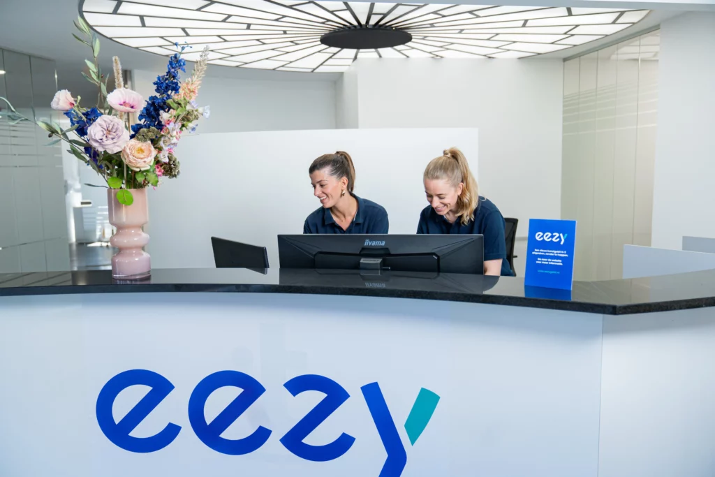 De balie van Eezy met twee collega's