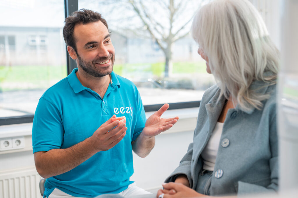 Eezy-behandelaar bespreekt de mogelijkheden met een patiënte