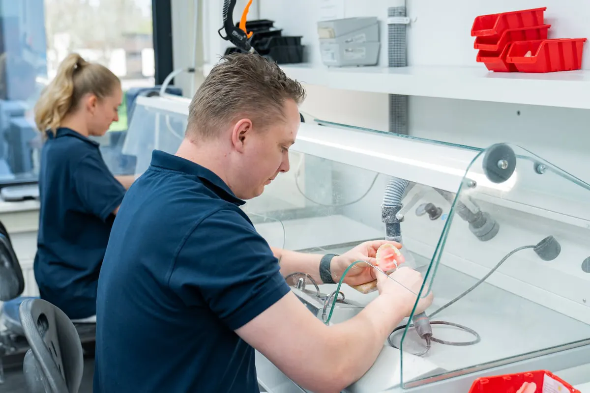 Eezy lab waar een gebitsprothese met moderne techniek wordt gemaakt