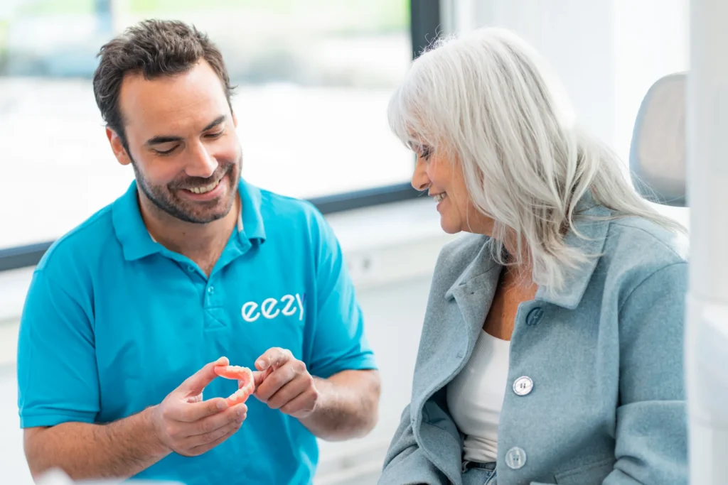 Eezy-behandelaar laat een gebit zien aan een patiënte